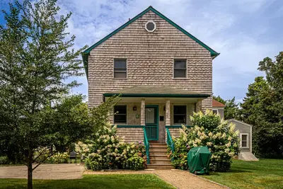 Image de Close Walk to Beach, Cliff Walk, w/Parking, 5 Bedroom, 3 Bath, Well-Maintained