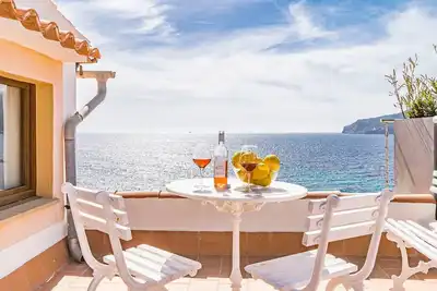 Image de Sailor's house in front of the island of dragonera