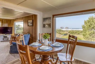 Image de Upper-Level of A Duplex, Twin Rocks Views, Immediate Beach Access!
