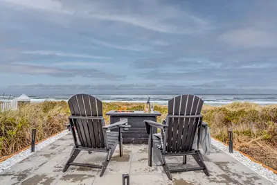 Image de Oceanfront and Modern Charmer Has Hot Tub, Beach Access, Fire Pit!