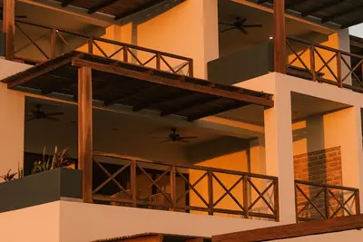 Room 1- Spacious Ocean Front Condo. Perfect for a romantic getaway 6 Ppl