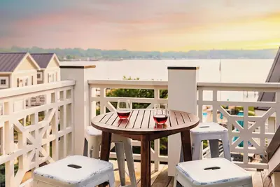Image de Rooftop Balcony, Lakefront, Pool Access, Walk to downtown