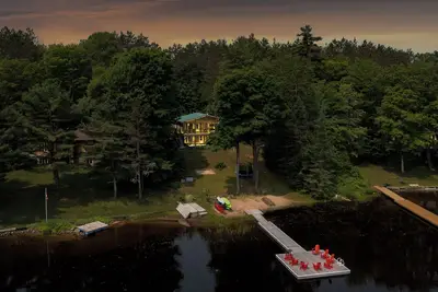 Image de Newly Renovated Modern Cottage in Muskoka, Private Lake, Canoe, Kayaks and more!