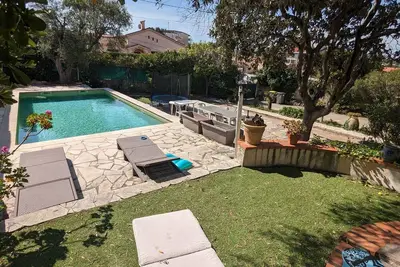 Image de Haut de villa avec piscine et terrain privatif.