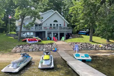 Image de Lakefront, Sandy Beach, 4000 sq ft-sleeps 16, 6+ Br, 3. 5 bath-Pontoon Waverunner