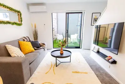 Glamorous 2 Bed Cbd Townhouse with King Bed