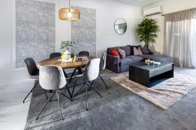 Modern 3 bed Overlooking Hagley Park