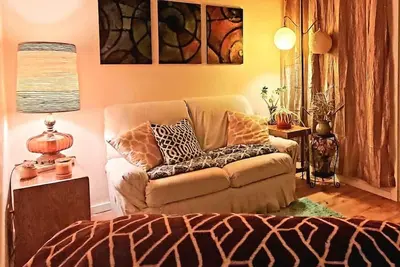 Image de Private 2 bedroom suite in daylight basement w/kitchen, full bath, and laundry