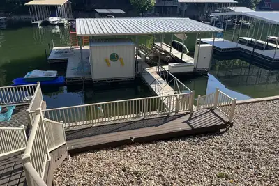 Image de Luxurious Lakefront Home with Dock & Boat slips, On a Deep water, No wake cove.