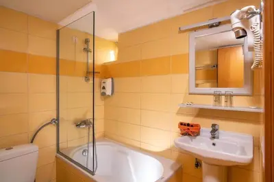 Image de Family Room Close to Port