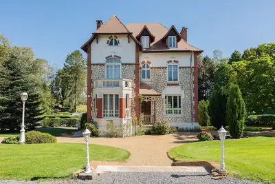Image de Elégante villa rénovée et confortable, avec piscine, spa et vue sur la campagne