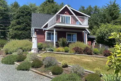 Image de Cozy and Private West Coast Home