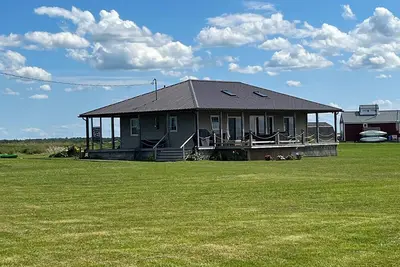 Image de Family friendly cottage with water view- Minutes from Thunder Cove Beach