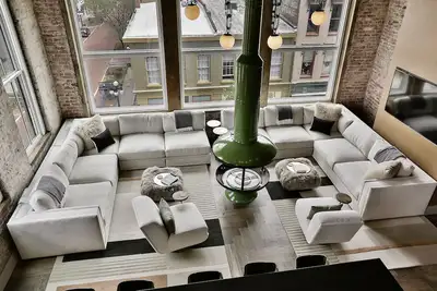 Image de New! ! ! 6 Br + 5 Bath Penthouse Overlooking Downtown. 1 mile from Buffalo Trace