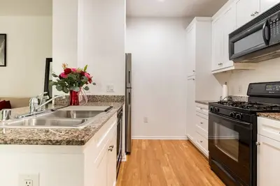 Image de Condo near beach/Airport/Uci Ideal For Long Stay