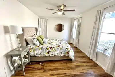 Image de Townhome with private 2 car garage- 10 min frm Dt