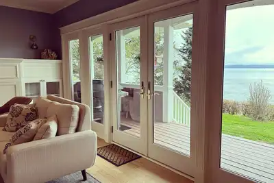 Image de Gorgeous Cozy Spacious Bayfront home with Stunning Views and Beach Access