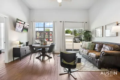Image de Stylish North Lamar Gem for a Group + Free Parking