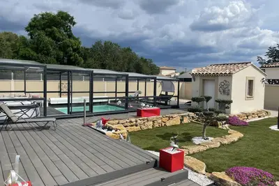 Image de Logement romantique avec piscine couverte chauffée, sauna, spa, roof top cuisine