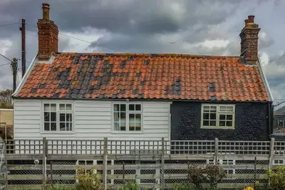 Image de Historic seafront cottage, projector, piano etc