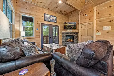 Image de Smoky Mountain Cabin: Theater Room, Karaoke, Arcade, Decks, Trail, Firepit, More!