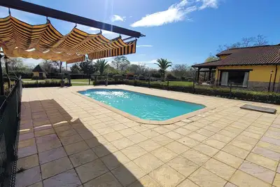 Image de Newly renovated country house. Fireplace, A\/C, swimming pool, garden