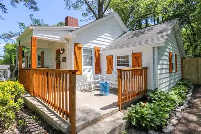 ⭐️Azaleas Cottage⭐️ 🐕🏟️📚🍔🏊‍♀️