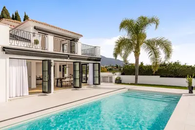 Image de Breathtaking Open Concept 5 Bedroom Luxury Villa