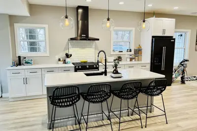 Image de Upscale House on Battle Lake! Walking distance to Downtown Shops and Restaurants