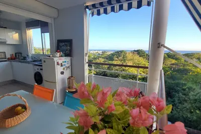 Image de A 5 minutes Ă pied de la plage, joli appartement T2 avec vue mer des CaraĂŻbes.