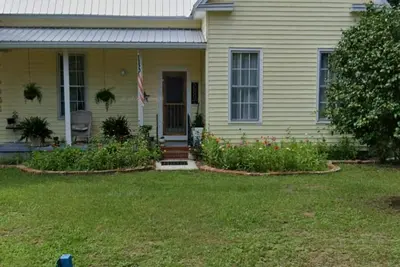 Image de Relax on front porch rockers or back screen porch and deck. shady back yard. . . .