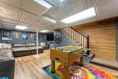 Image de Near Downtown! Game Room! Sleeps 12! Stylish!