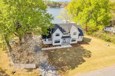 Image de New Lake House with dock & Beach