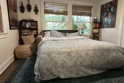 Image de 2br 1Bath WeHo craftsman Backyard Paradise - dog heaven