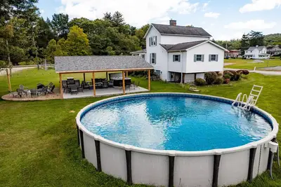 Image de Close to Seven Springs! Hot Tub, FirePit, Pavilion Great Location!