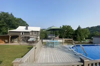 Image de The Blue Heron · Walk to the Falls! Celebrate Summer! Pool, Hot Tub & Fire Pit!