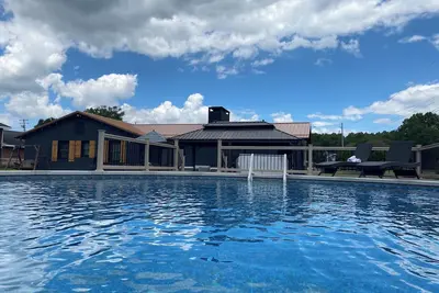Image de Springfield House · Summer Fun! Fallingwater, Ohiopyle Pool, Game Room Hot Tub