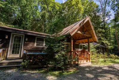 Image de Hemlock Lodge · Beautiful Cozy Cabin w/ Hot Tub, Fire Pit & Game Room