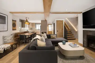 Image de Newly remodeled 4 bedroom condo only 1 block to Bridge St. & ski slopes, fre