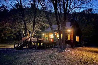 Image de Bearfootin Pond Lodge-on water with paddleboat