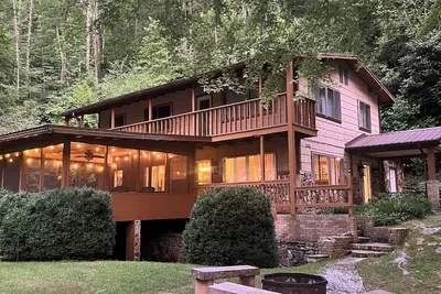 Image de Lake House - New Hot tub, fire pit, swim, family and pet friendly!