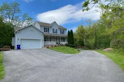 Image de 2 Br/1. 5 Bath Basement, Private Entrance & Parking