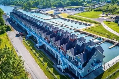 Image de Condo and private boathouse on tranquil bay with marina access