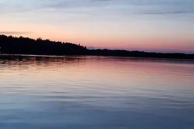 Image de Three bedroom hide-a-way with spacious deck over looking Island Lake.