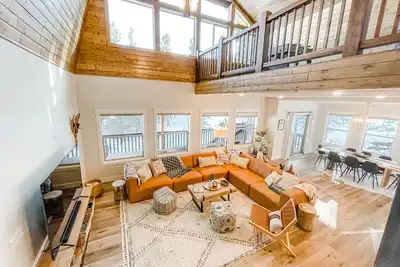 Image de Luxury Cabin near National Parks w/ Hot Tub & Lake