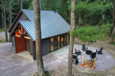 Image de Raccoon Cabin @ Orange Tractor Retreat: a new, modern cabin on 40 private acres