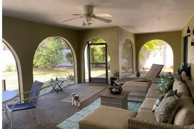 Image de Quiet 2 bedroom island home blocks from beach!