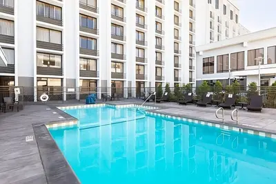 Image de Well-Decorated Lodgings! 4 Convenient Units Near Happy Hollow Park and Zoo!