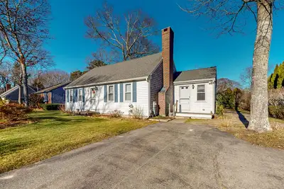 Image de Spacious home with patio, beach gear, & W/D - central location