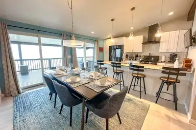 Image de On The Lake! 5 Bedroom Lakefront Home